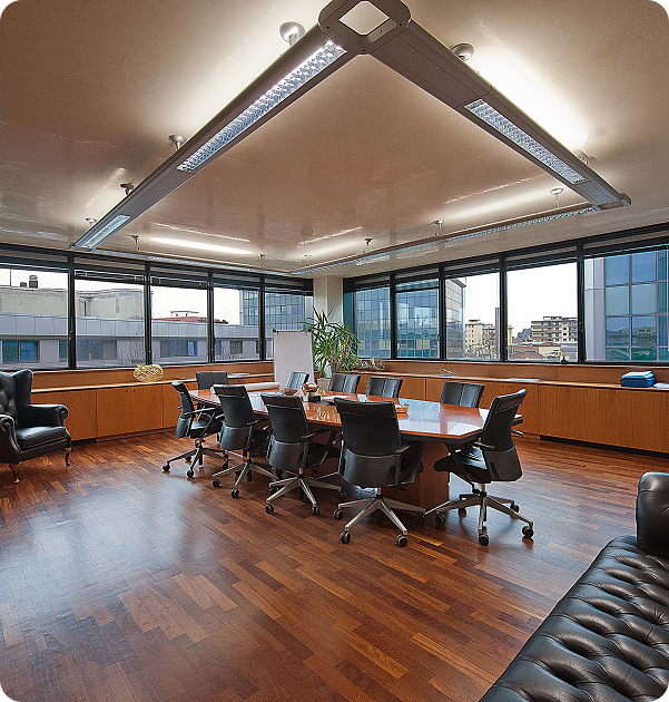 Vista interna di un salone ristrutturato, stile moderno, parquet, grandi finestre, luci led soffuse