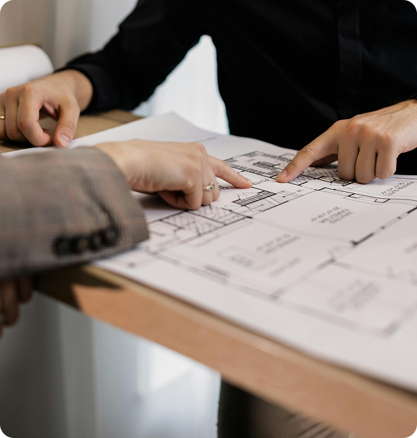 Operaio che lavora all’interno di un’abitazione, posa di finiture o impianti