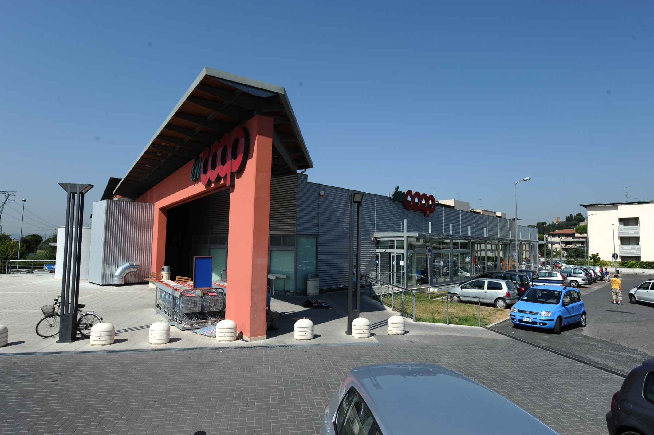 Struttura produttiva con ampie vetrate e finiture industriali eleganti