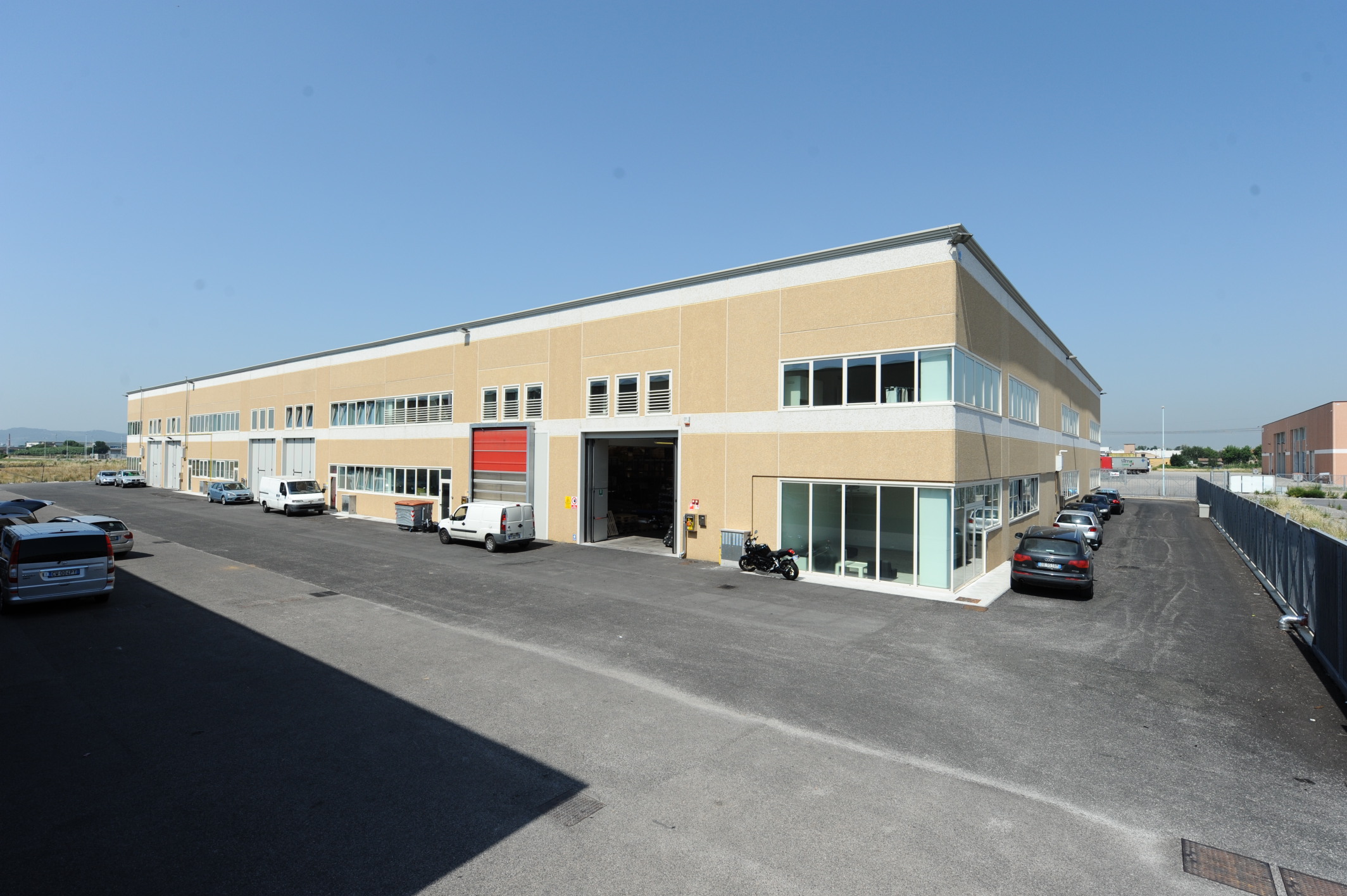 edificio a uso commerciale-produttivo con accessibilità veicolare e design razionale