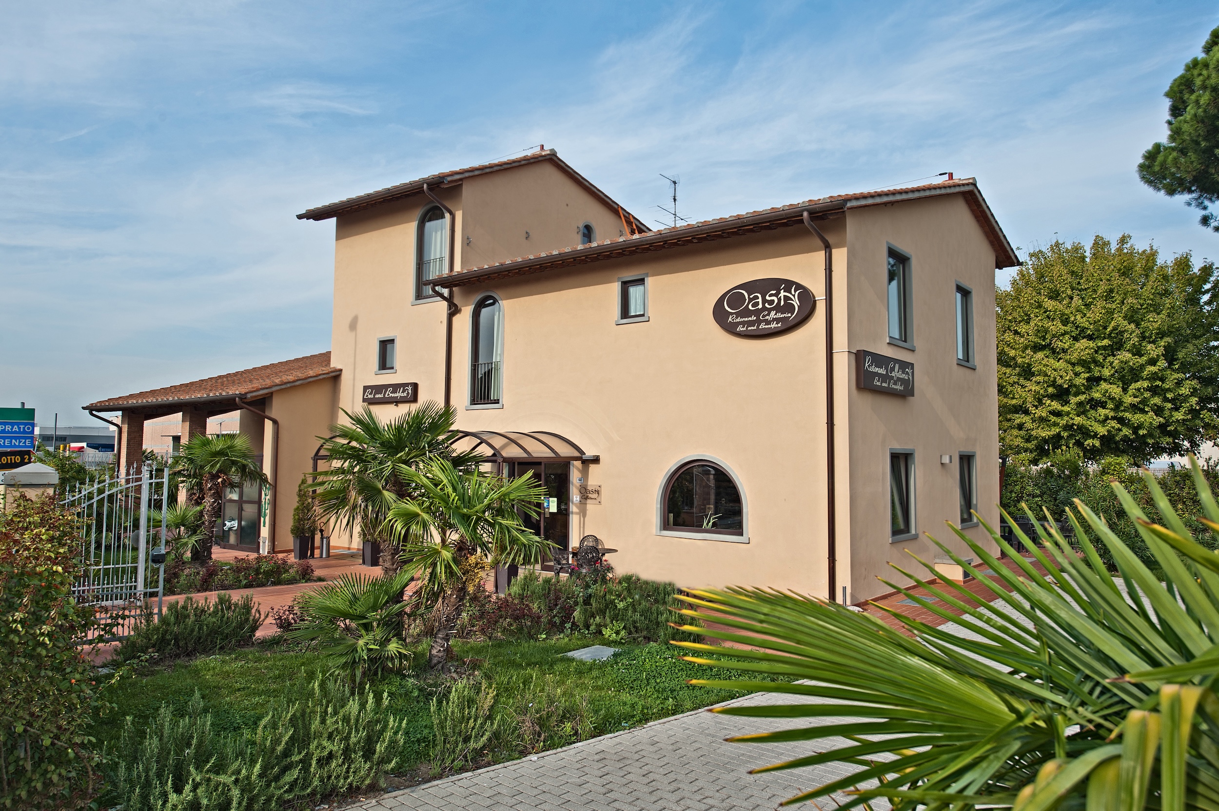 Complesso turistico Tre Ville con alloggi moderni e ristorante Oasi, ideale per soggiorni rilassanti